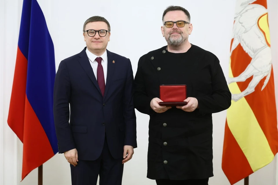 Заслуженным артстом России стал худрук НХТ Евгений Гельфонд. Фото: пресс-служба губернатора.