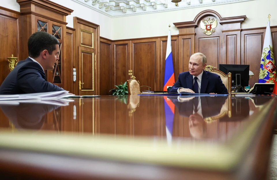 Владимир Путин и губернатор Ямало-Ненецкого автономного округа Дмитрий Артюхов во время встречи в Кремле. Александр Казаков/пресс-служба президента РФ/ТАСС