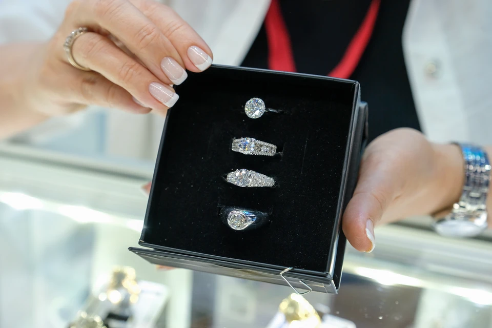 Вырученные деньги мужчина потратил на себя.