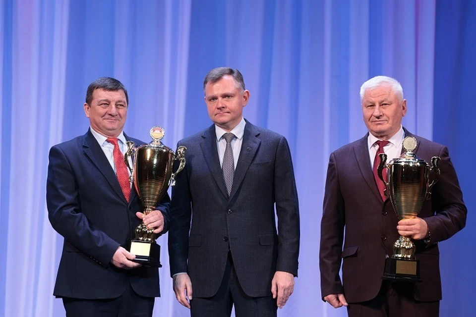 Представители районов-победителей получили переходящие кубки. Фото: сайт правительства Ростовской области