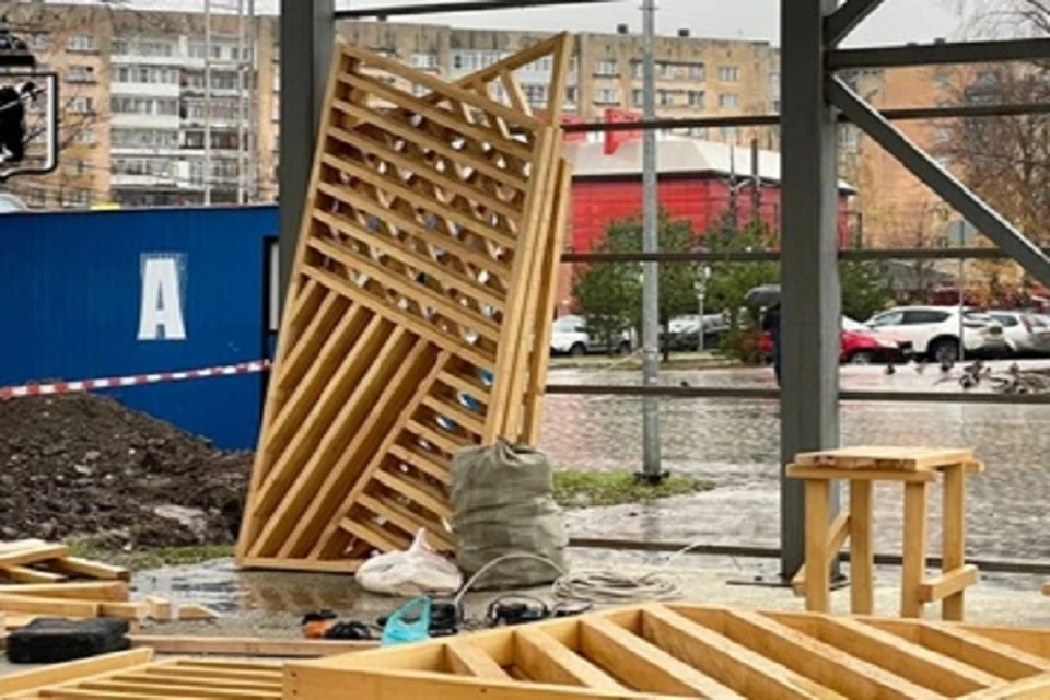 Сцена скоро будет готова.