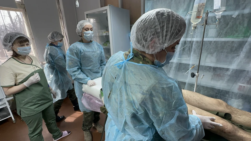 Российский военный 12 километров нёс раненого товарища. На фото: военный госпиталь в зоне СВО. Фото носит иллюстративный характер.