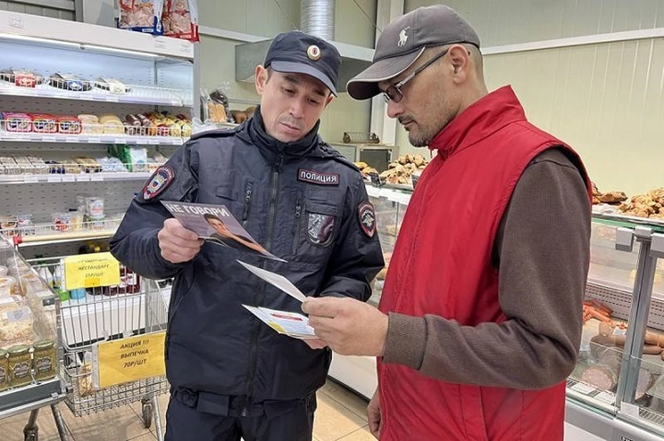 Арсен Мамбетов любит общаться с людьми. Фото: УМВД по Магаданской области