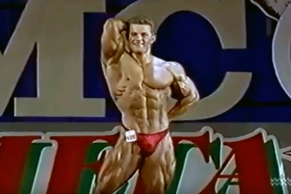 Александр начал заниматься бодибилдингом с 1990 года. Кадр видео/группа «Сотвори себя»/vkvideo.ru