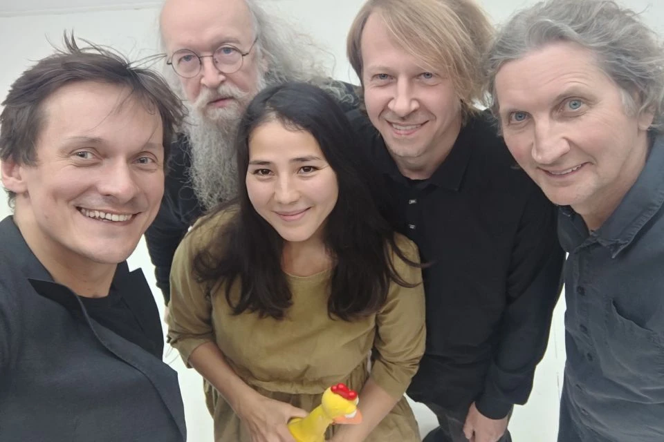 Творческая команда музыкального проекта: Сергей Полтавский (виола д’аморе, электроника), Алиса Тен (вокал, бубен), Руст Позюмский (виола да гамба), Владимир Волков (контрабас), Сергей Летов (саксофон, флейта, перкуссия). Фото: предоставлено Сергеем Полтавским