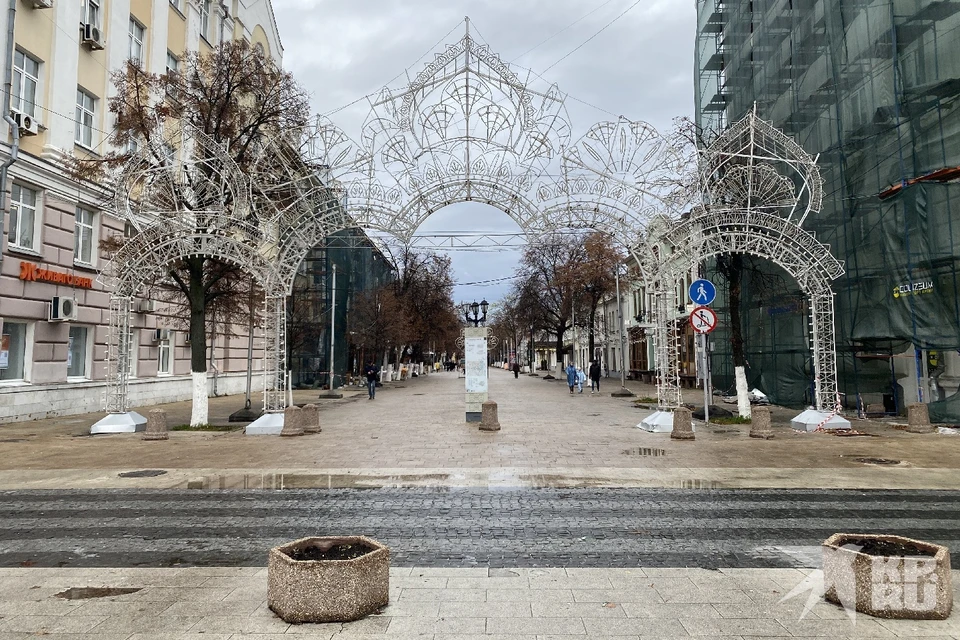 На пешеходной улице Почтовой в центре Рязани ремонтируют фасады домов.