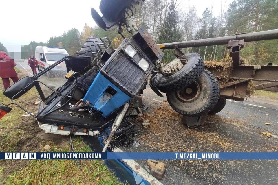 В Пуховичском районе случилось ДТП с фурой и трактором. Фото: телеграм-канал УГАИ УВД Миноблисполкома