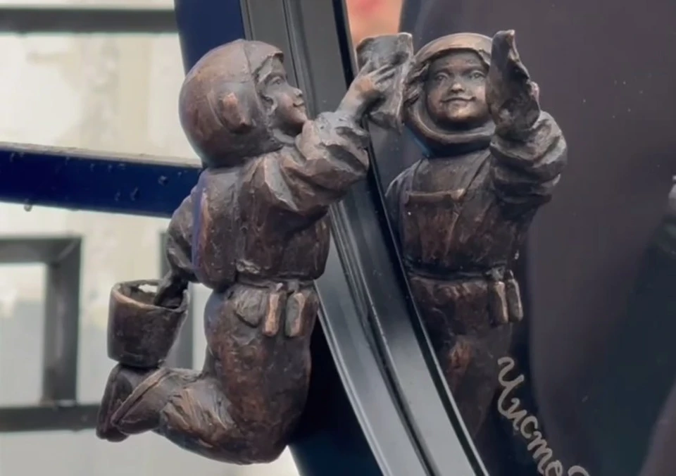 В Калуге появился новый космонавтик с зеркалом.