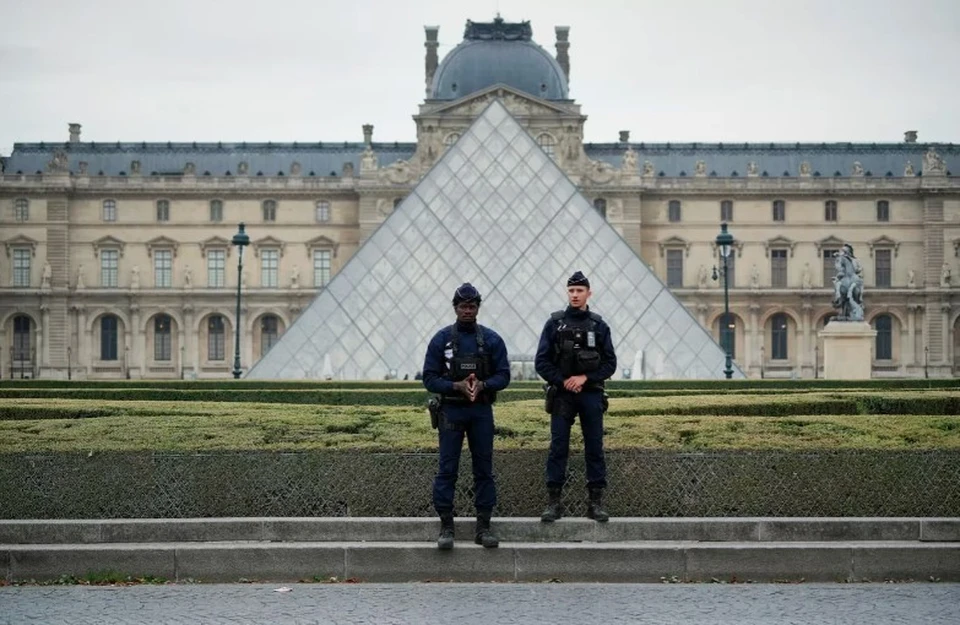 Полицейские в Лувре после кражи. Архивное фото