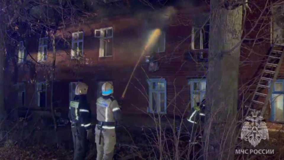 Деревянный дом загорелся на улице Усиевича в Нижнем Новгороде