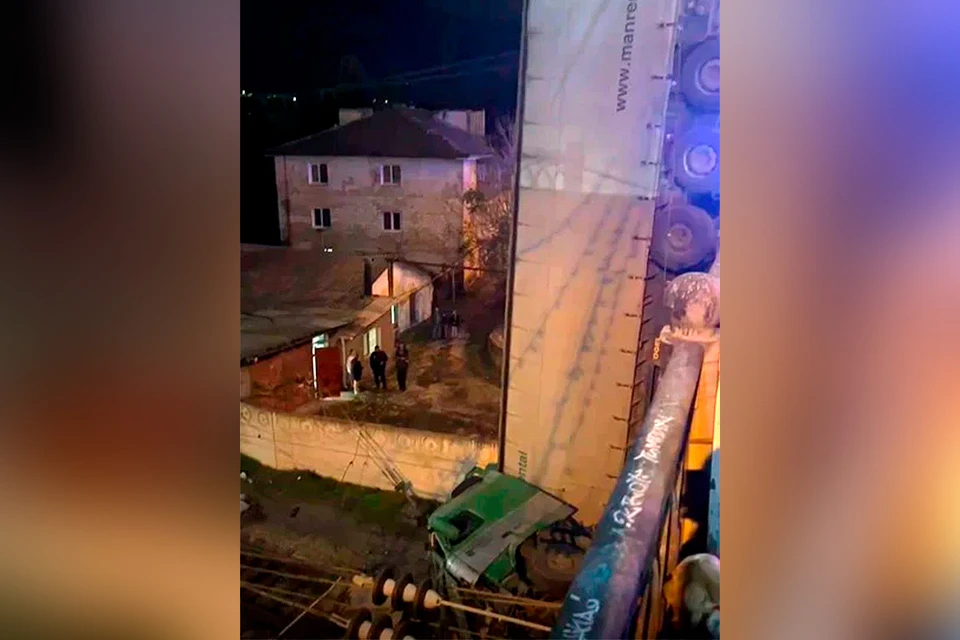 Грузовик перевернулся прямо на жд-пути. Фото: ГУ МЧС по Крыму