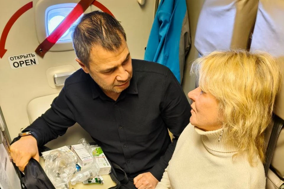 Министр здравоохранения Новосибирской области помог пассажирке в самолете. Фото: Ассоциация врачей авиационной медицины