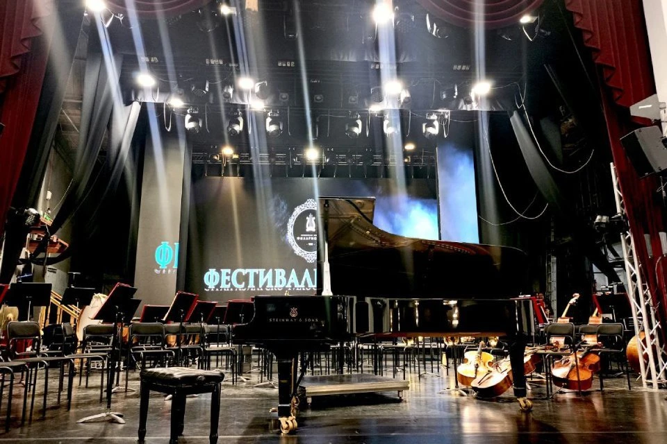 Сцена Приморской краевой филармонии, на которой прошел фестиваль
