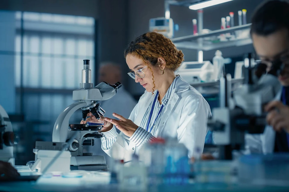 29 октября в России запустили производство первой российской вакцины от вируса папилломы человека «Цегардекс». Фото: Gorodenkoff/Shutterstock/Fotodom