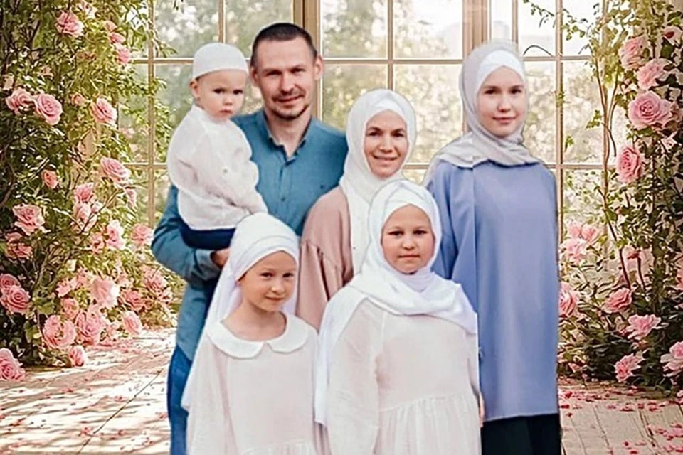 Мэр Нижнекамска Радмир Беляев поздравил семью с получением награды. Фото: telegram-канал Радмира Беляева