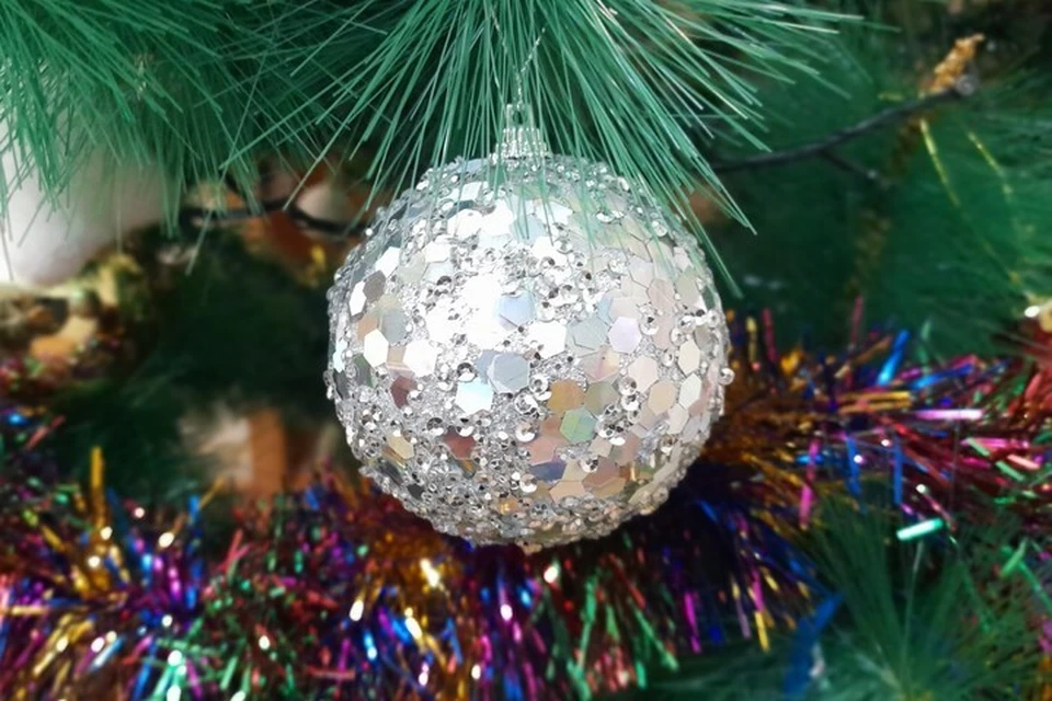 К Новому году Салехард украсят разноцветные шары и яркие елки