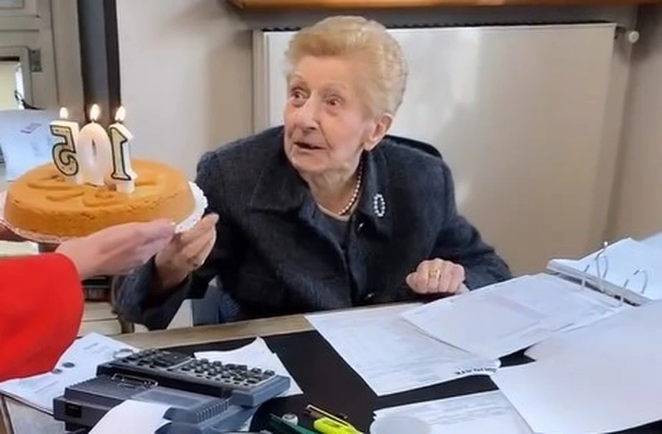 Итальянка Летиция Галли отпраздновала свой 105-й день рождения на рабочем месте. Кадр из видео brunateofficial в соцсетях.