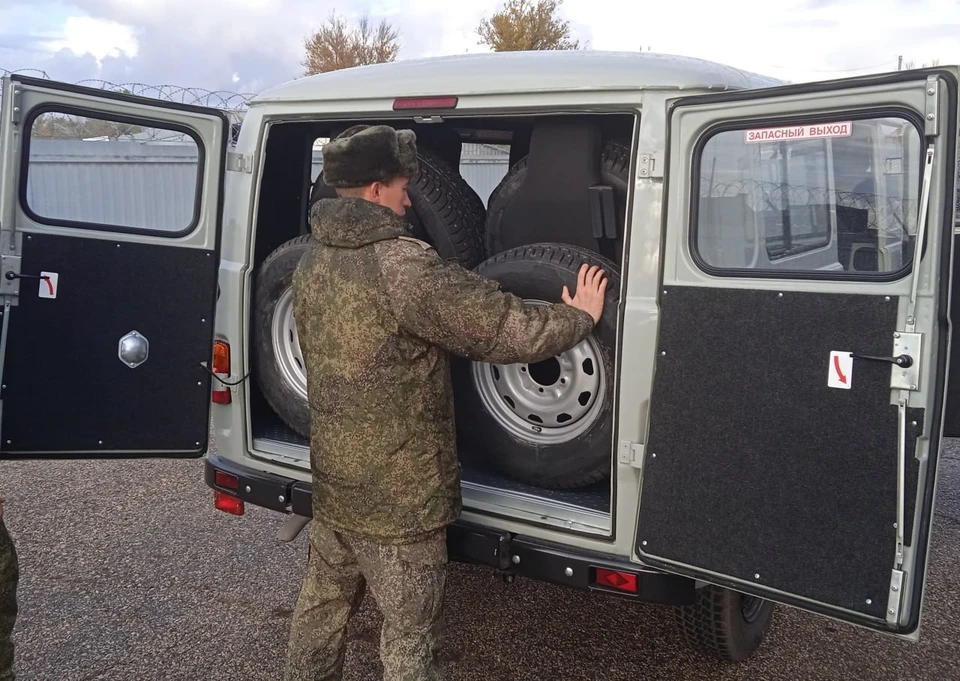 Машины и комплекты зимних шин отправили на фронт. Фото: администрация региона.