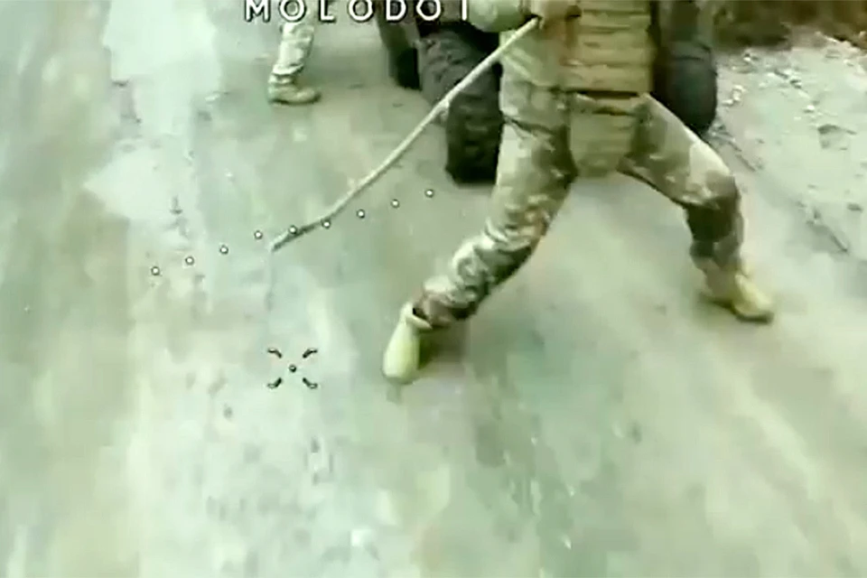 Один из боевиков, вместо того, чтобы бежать, решил отбиться от российского FPV-дрона... палкой.