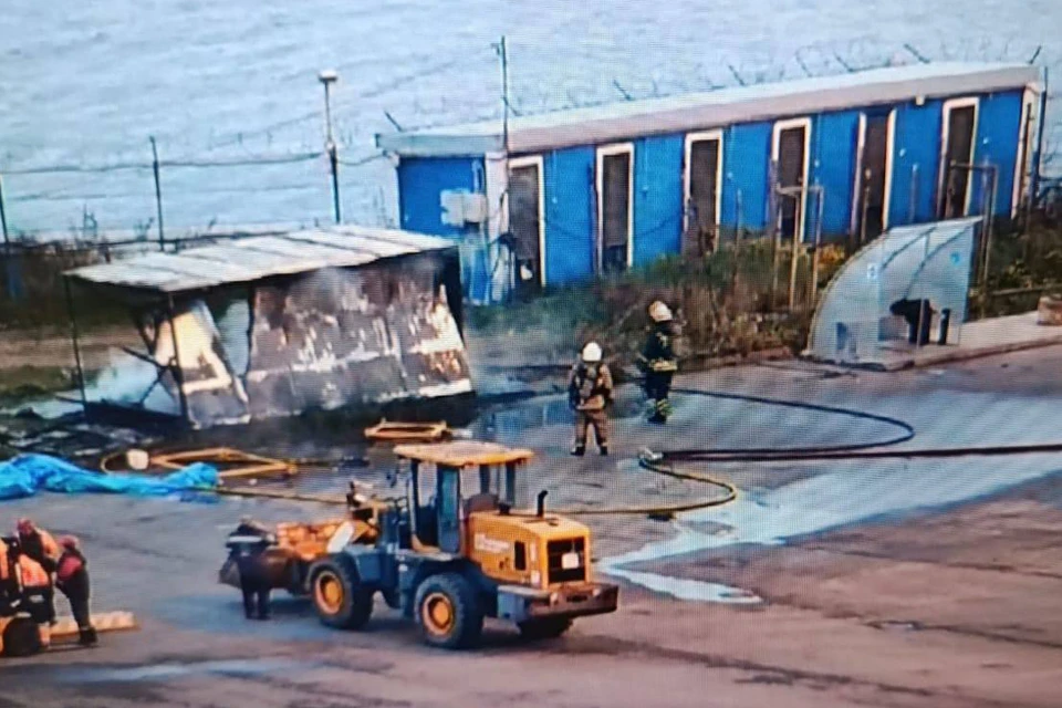 Загорелась бытовка. Фото: t.me/sztproc