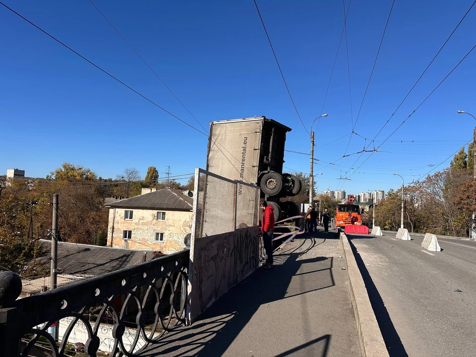 Для демонтажа упавшей фуры на мосту в Симферополе сняли троллейбусные провода