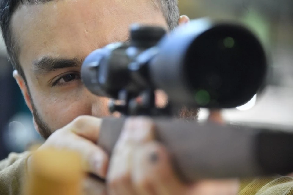 Мужчина с ружьем пытался войти в подъезд