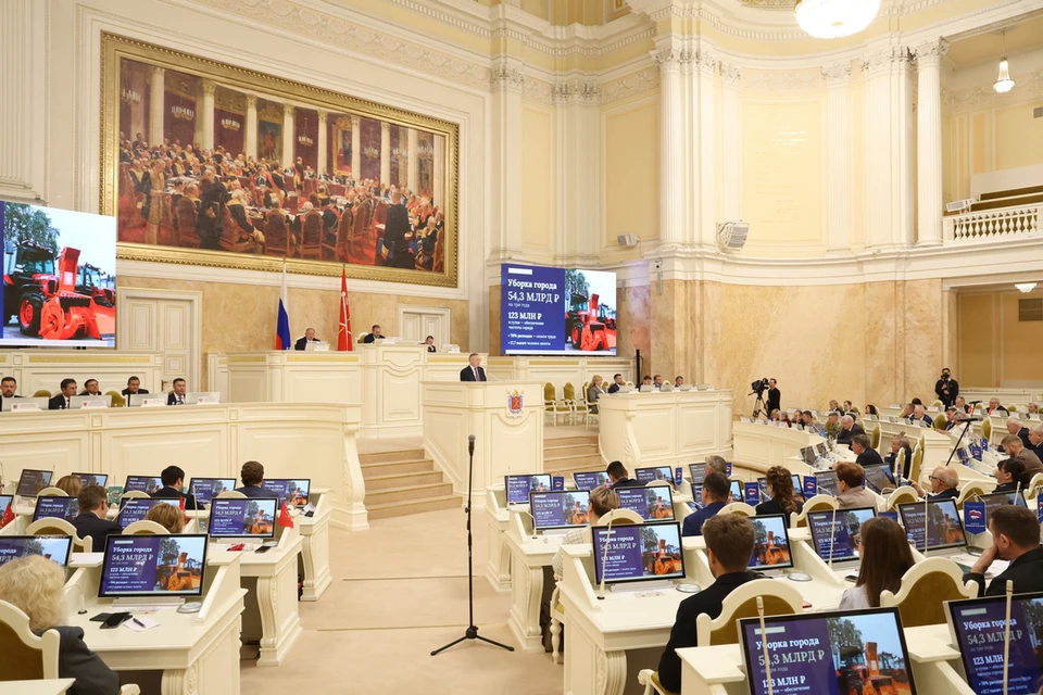 Александр Беглов выступил перед депутатами.