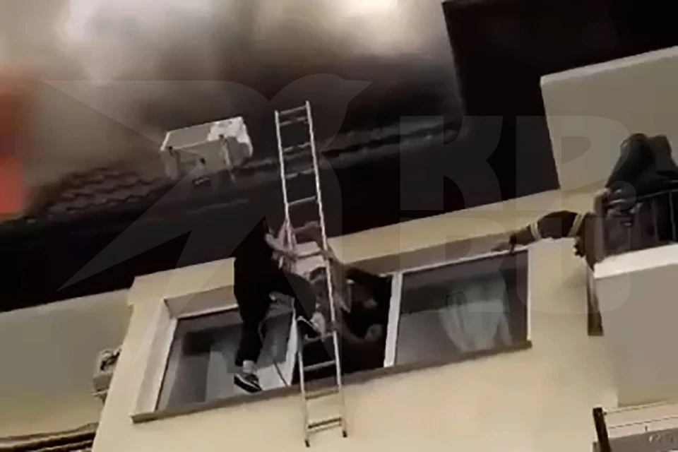 Жителя дома спасали из эпицентра пожара. Фото: скрин из видео