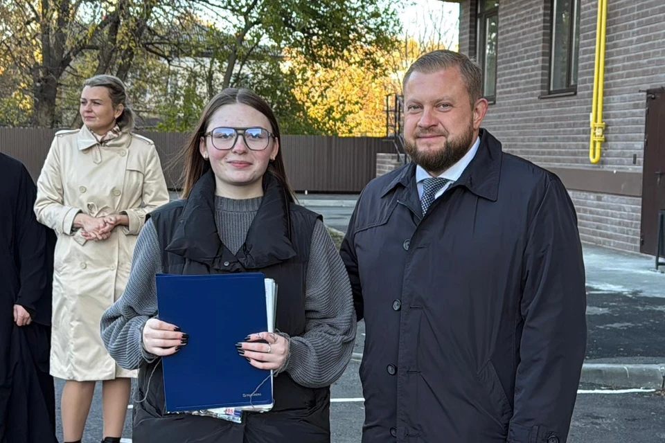 В Батайске дети-сироты получили ключи от новых квартир в современном доме. Фото: предоставлено пресс-службой Администрации г. Батайска.