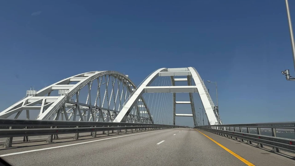 Перед Крымским мостом появилась очередь со стороны Керчи 1 ноября