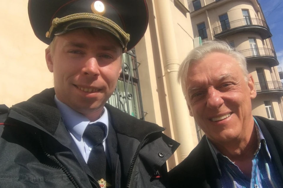 Легенда "Улиц разбитых фонарей" уже благословил участкового. Фото: архив Василия Шулындина