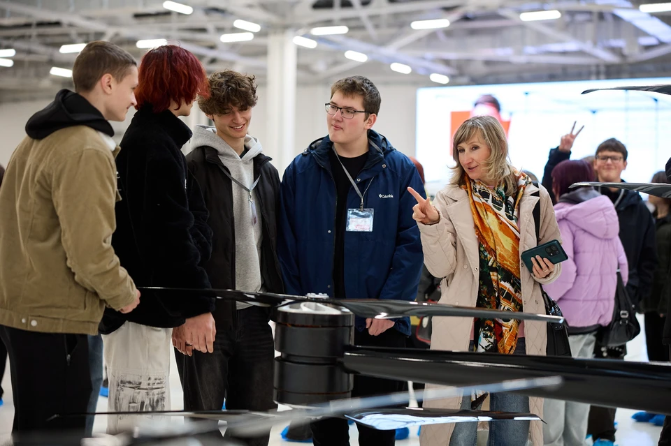 Завод посетили также школьники и студенты. Фото: «Транспорт Будущего»