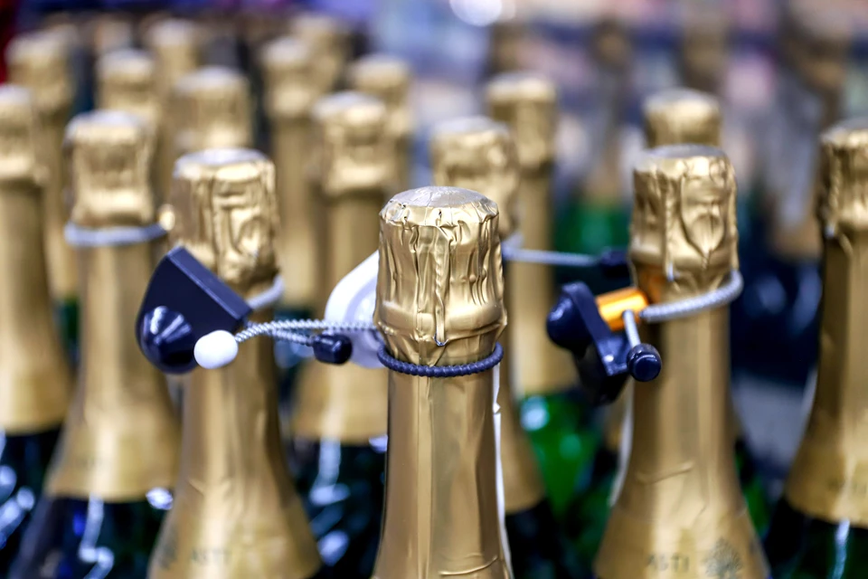 Уже в новогодние праздники стоимость бутылки популярного «Советского шампанского» или импортного Prosecco может увеличиться на 100–200 рублей