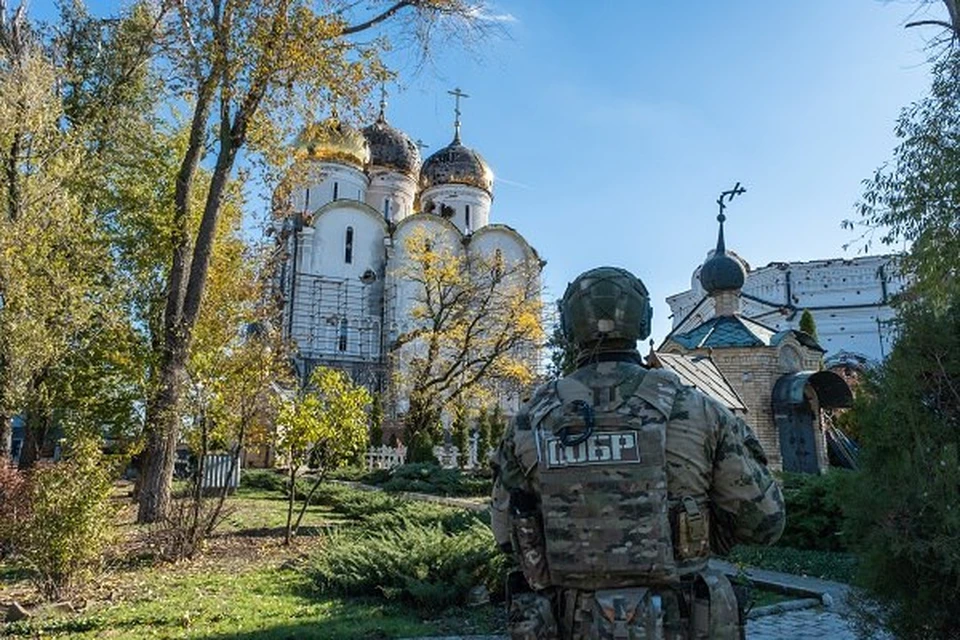 Бойцы СОБРа обеспечили безопасность доставки гуманитарного груза для прихожан. Фото: Росгвардия