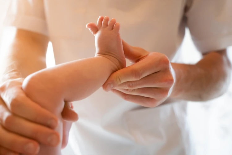 О чем расскажут стопы малыша: проверяем рефлекс Бабинского