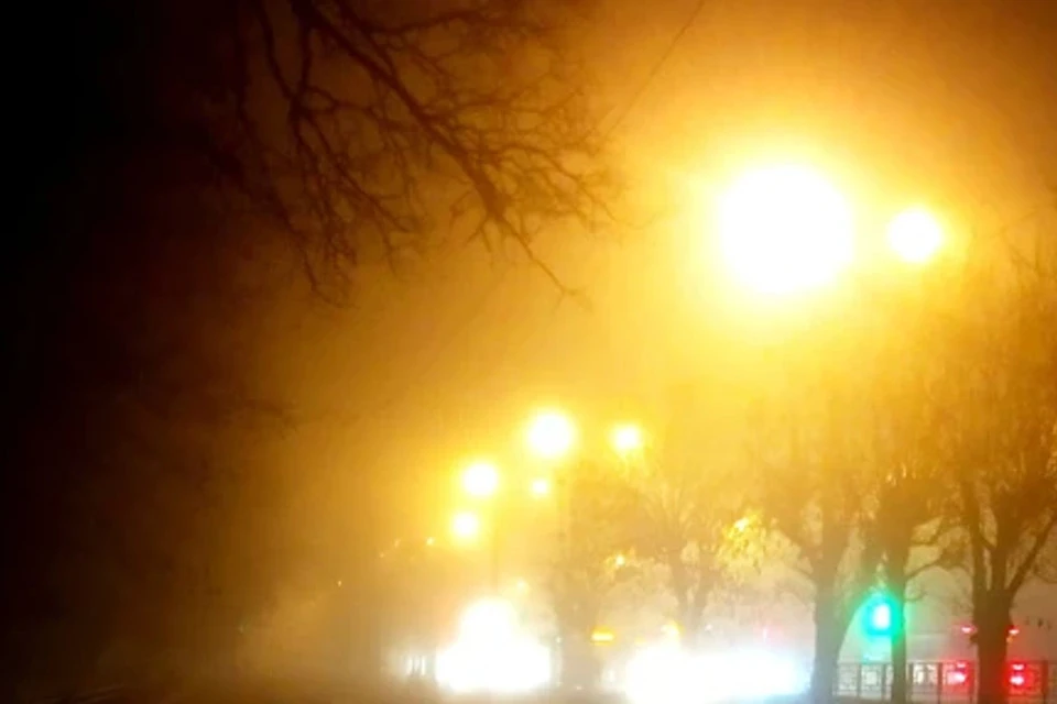 При движении в тумане на автомобиле следует отказаться от лишних перестроений.