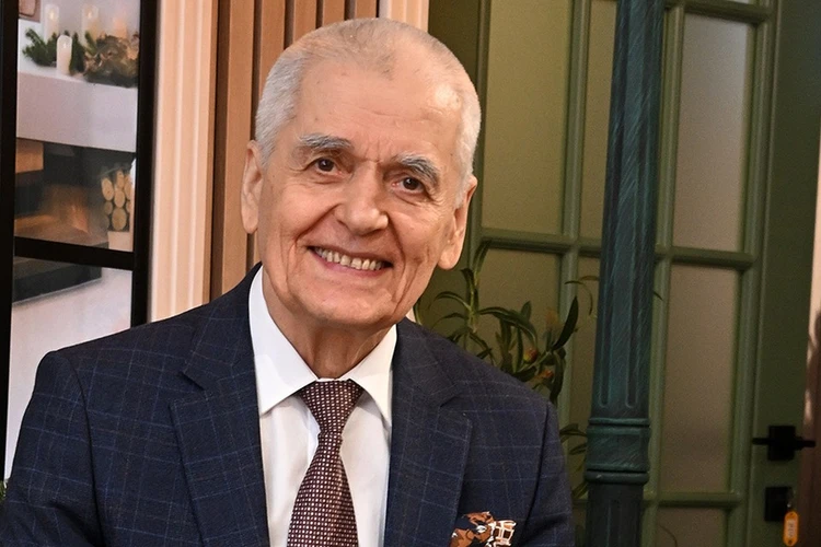 Содержит экономические риски, но сохраняет здоровье: Онищенко призвал взвесить «за» и «против» перед переходом на 12-летку в школе