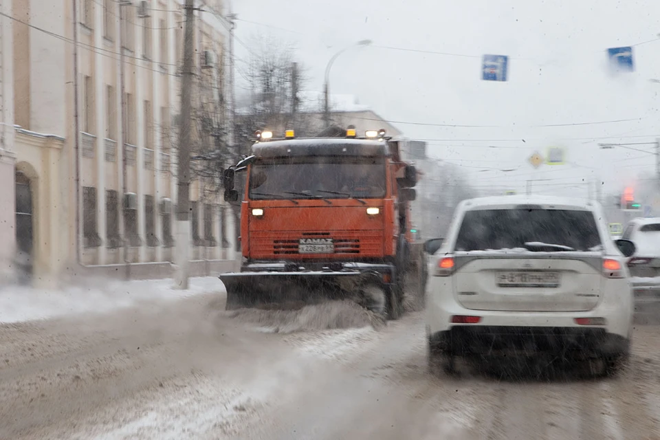 Уборка заснеженной набережной Афанасия Никитина в Твери