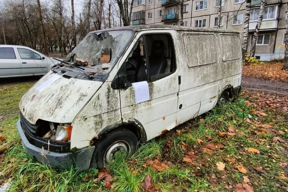 У автомобиля выбиты стёкла, каждый может попасть в салон. Фото: администрация Твери.