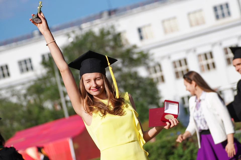 Миронов предложил выплачивать надбавку к зарплате выпускникам с красным дипломом