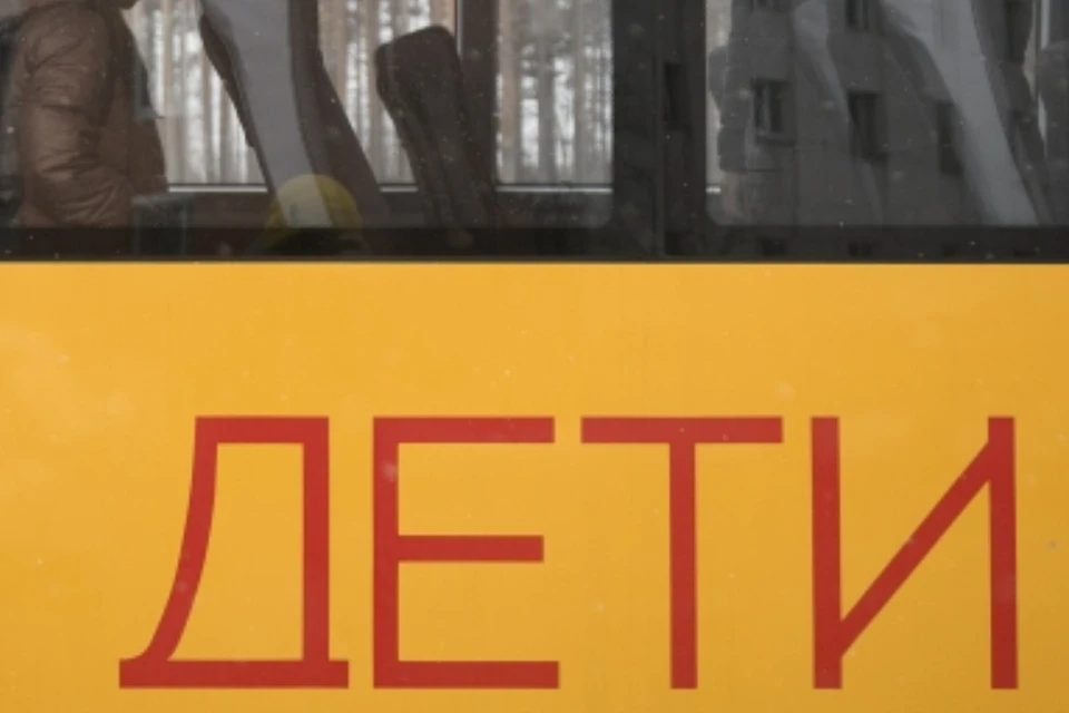 Родители жалуются, что детей будут возить по разбитой дороге.