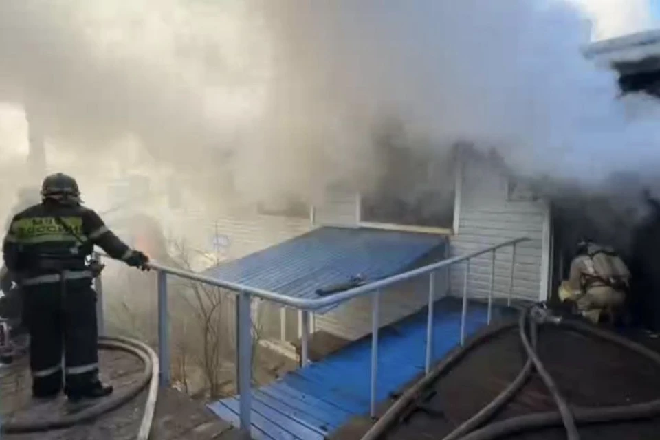 Пожарные локализовали открытое горение на площади около 200 квадратных метров. Фото: МЧС России по Приморскому краю