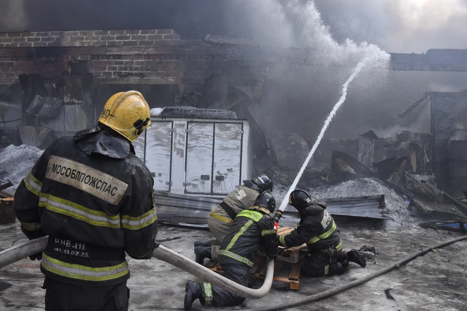 В Якутске локализован пожар опилок на улице 50 лет Советской Армии
