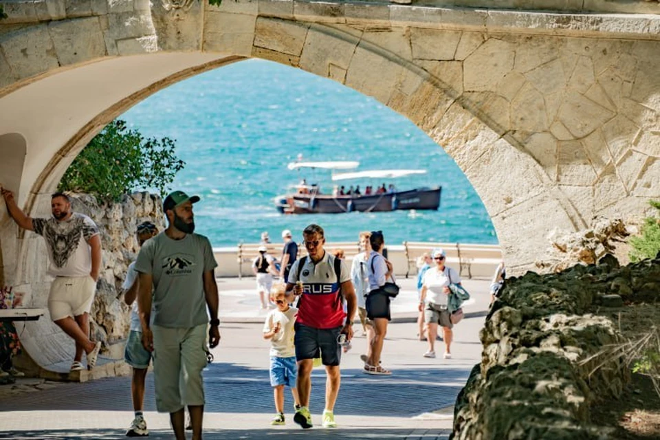 Теплые осенние дни отлично подходят для прогулок и экскурсий. Фото: sev.gov.ru