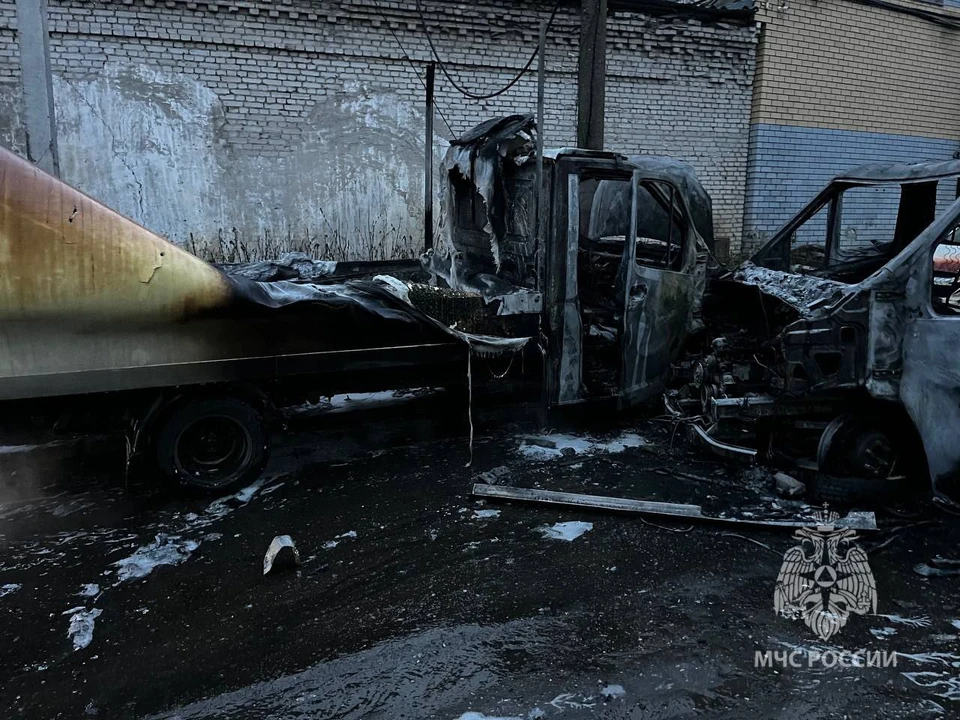 Газель загорелась на парковке в Ленинском районе Нижнего Новгорода.