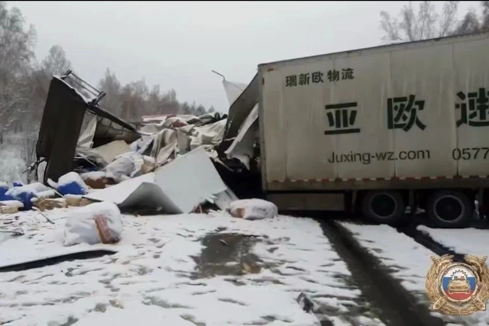 В Иркутской области РФ случилось жесткое ДТП с четырьмя фурами, среди пострадавших есть и белорусы. Фото: скриншот с видео телеграм-канала губернатора Иркутской области Игоря Кобзева