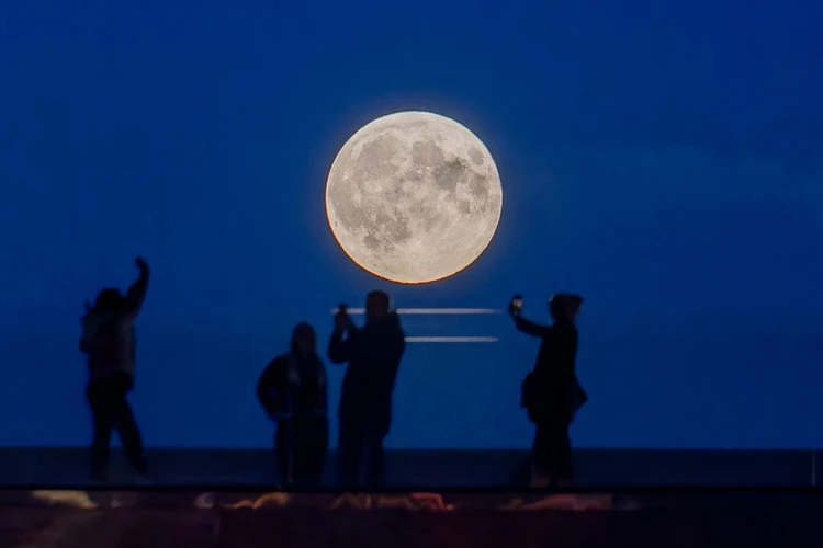 Россияне увидят самую близкую Луну в 2025 году: когда наблюдать невероятно красивое явление