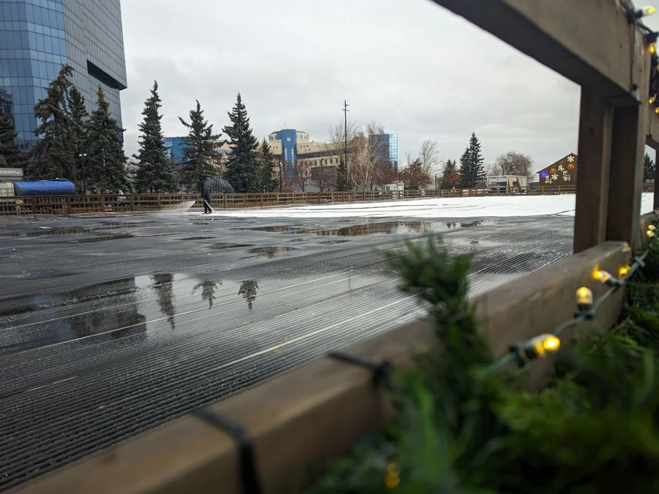 На красноярской Стрелке приступили к заливке катка. Фото: Красгорпарк