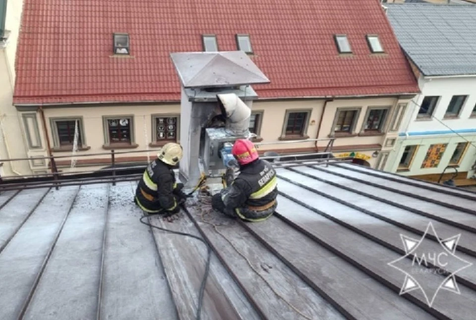 Кафе горело в Минске в центре города. Фото: МЧС.