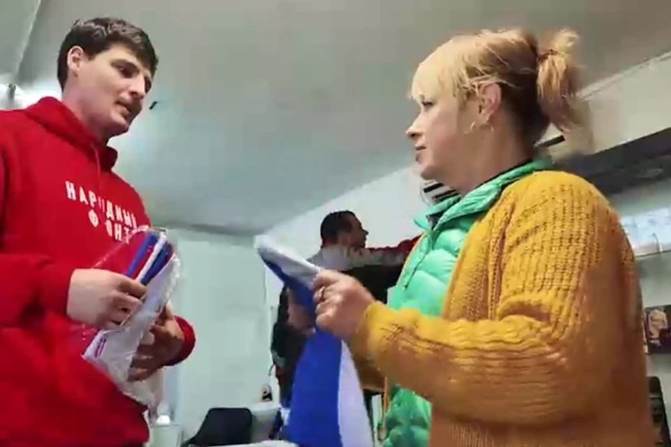 Жителям освобожденного Курахово раздали 30 флагов России. Фото: Народный фронт в ДНР